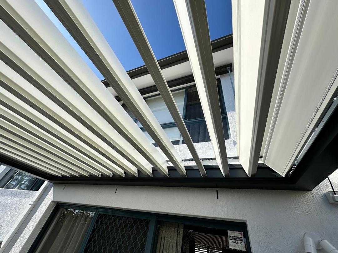 Detalle de lamas de aluminio motorizadas Solaz vistas desde abajo