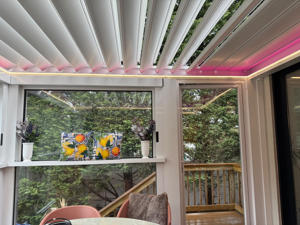 Detalle de iluminación LED integrada en pérgola Solaz