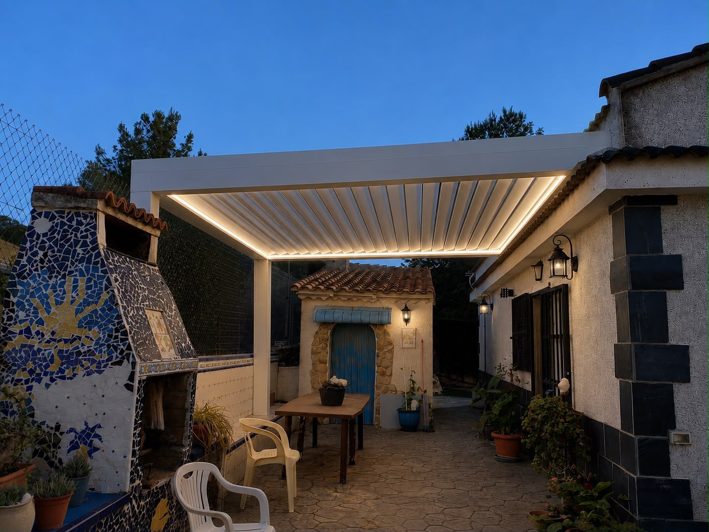 Mismo patio después de instalar la pérgola Solaz con lamas motorizadas y LED