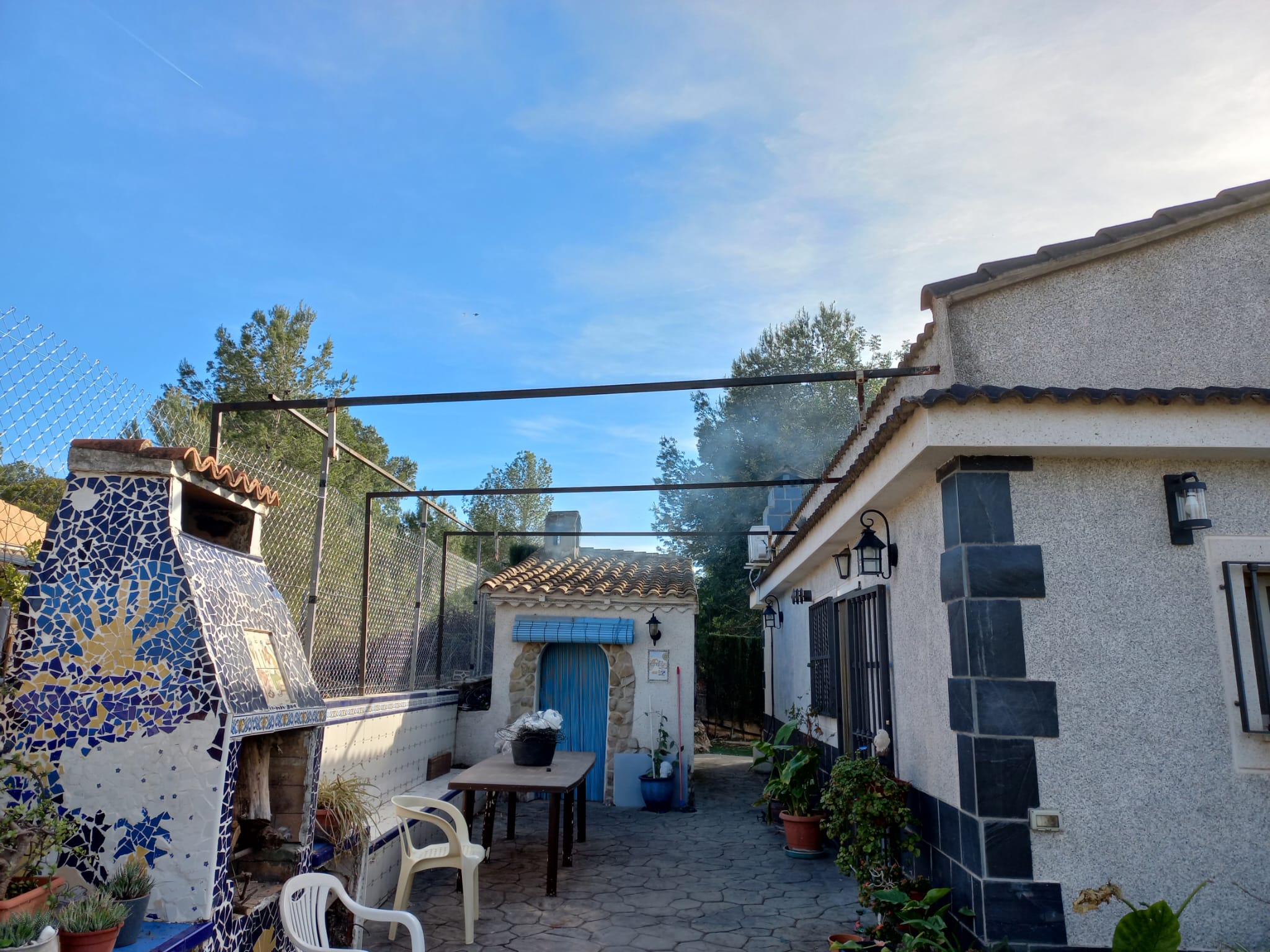 Patio antes de instalar la pérgola Solaz