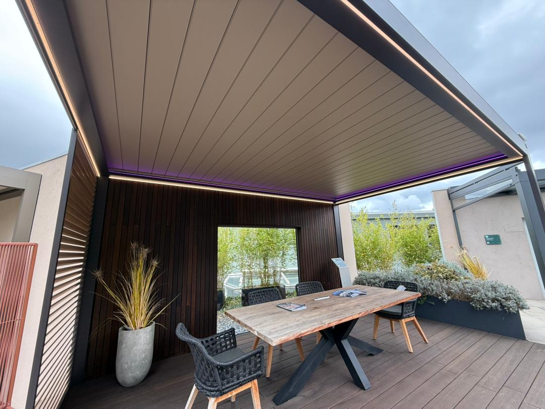 Pérgola Solaz Serie Mid 230 type con LED y mesa de comedor
