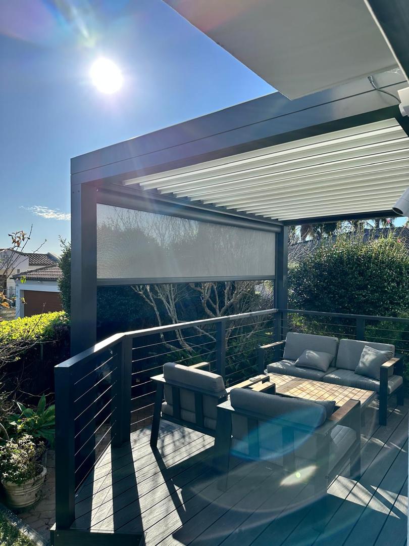 Pérgola Solaz con lamas abiertas en exterior