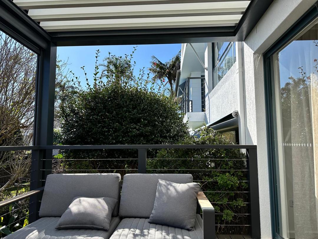 Pérgola de aluminio con iluminación LED perimetral de noche