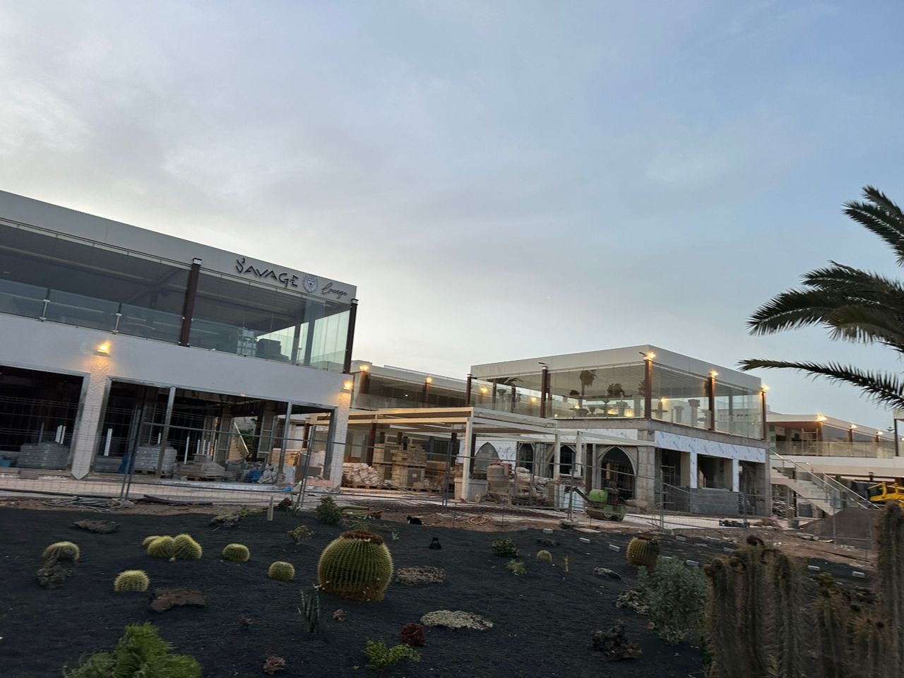 Pérgolas Solaz en proyecto comercial Savage Lounge